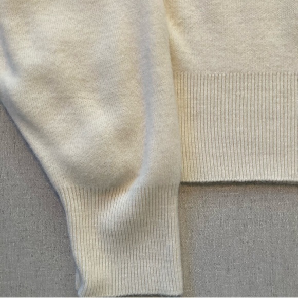 Vintage Pierre Cardin 100% Soft Orlon Ivory V-Neckline Long Sleeve Sweater Sz XL - Picture 2 of 6